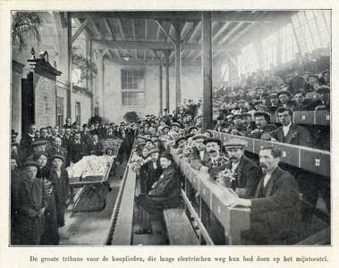 98599 Afbeelding van de handelaren in de veilingzaal tijdens de officiële opening van het Gebouw voor groenten- en ...